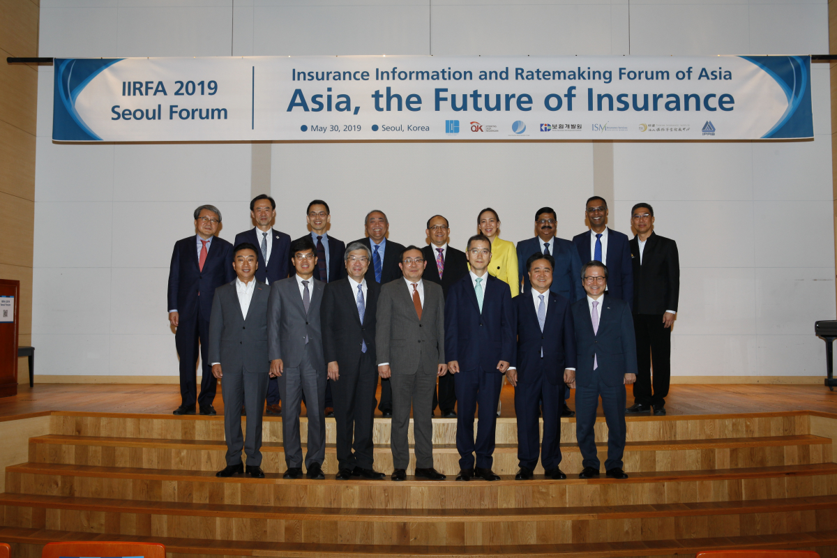▲(아랫줄 왼쪽부터)차태진 AIA생명 사장, 안철경 보험연구원 원장, 치카라 카와키타 일본 손해보험요율산출기구 부이사장, 강호 보험개발원 원장, 이성제 금융감독원 부원장, 신용길 생보협회 회장, 성대규 신한생명 사장이 30일 서울 여의도에서 열린 'IIRFA 2019 서울 포럼'을 마치고 기념촬영을 하고 있다.(사진제공=보험개발원)