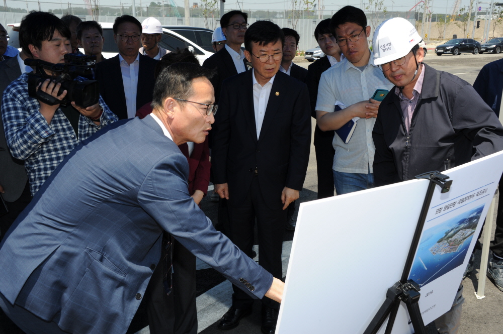 ▲문성혁 해양수산부 장관(가운데)이 27일 영일만항 개발현황 및 공사현장 안전관리 상태를 점검하고 있다.(출처=해양수산부)