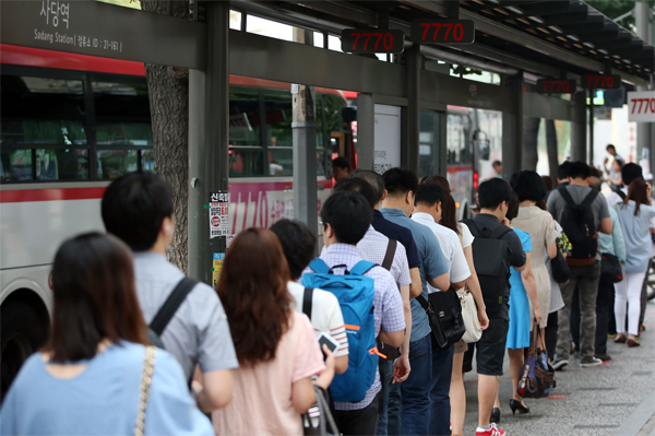 ▲서울 사당역 인근 한 광역버스 정류장에서 승객들이 버스를 타기 위해 줄지어 서 있다.(연합뉴스)
