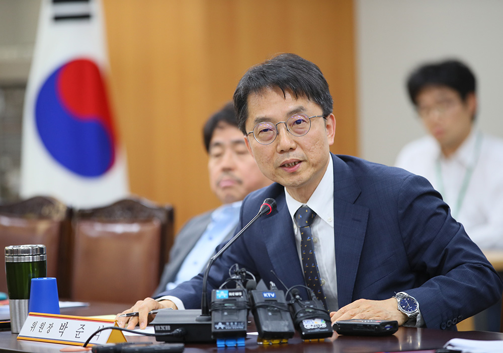 ▲박준식 신임 최저임금위원장이 30일 세종시 정부세종청사 최저임금위원회 전원회의실에서 열린 기자회견에서 답변하고 있다.(연합뉴스)