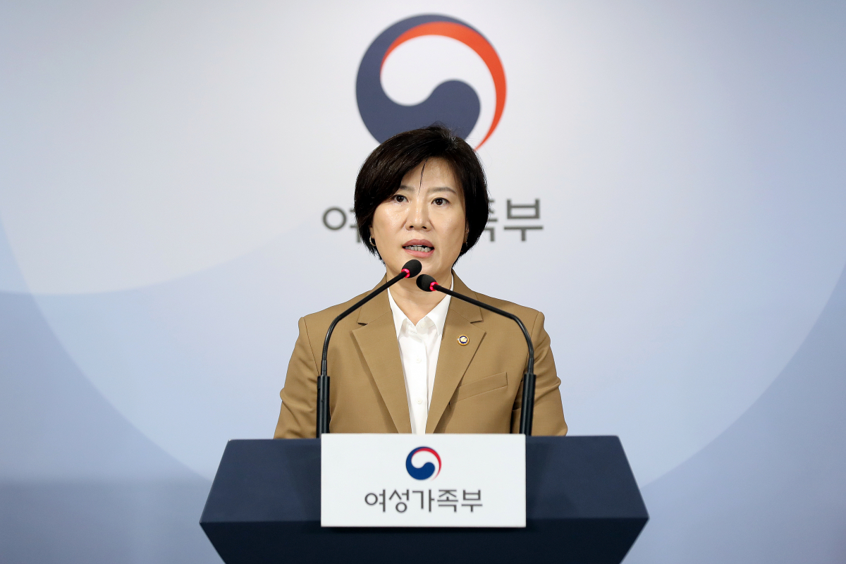 ▲김희경 여성가족부 차관이 4월 26일 오전 서울 종로구 정부서울청사에서 안전한 아이돌봄 서비스를 위한 개선 대책 관련 브리핑을 하고 있다.(뉴시스)