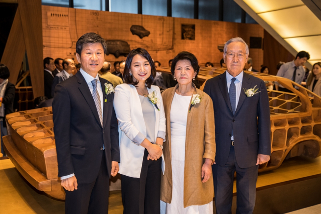 ▲30일 서울 삼성동 포니정홀에서 열린 포니정 혁신상 수상식 참석자들이 기념촬영을 하고 있다.(왼쪽부터 정몽규 HDC 회장, 장유정 영화감독, 고 정세영 현대산업개발 명예회장의 부인 박영자 여사, 김철수 포니정재단 이사장, 사진=포니정재단)