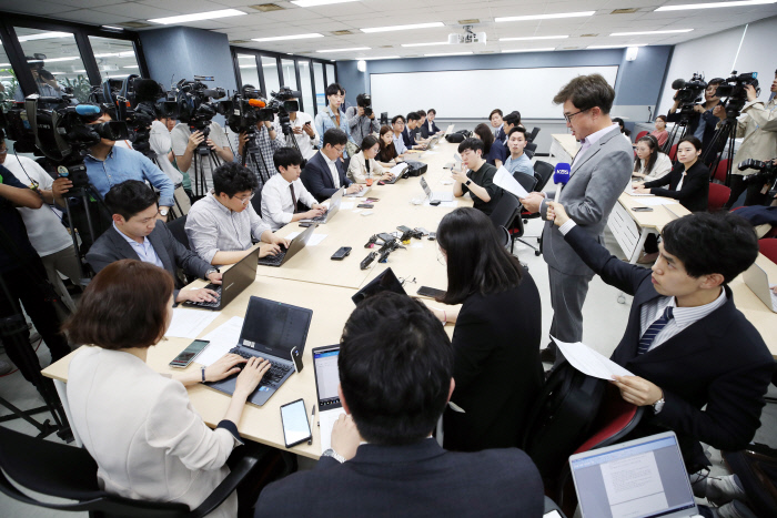 ▲30일 오전 서울 중구 서소문로에 위치한 참좋은여행사에서 이상무 전무이사(최고고객책임자)가 사고 관련 브리핑을 하고 있다.(연합뉴스)