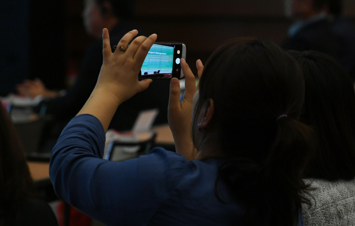 ▲‘2019 대한민국 CSR 국제 콘퍼런스’가 30일 서울 중구 세종대로 대한상의 국제회의장에서 열린 가운데 한 참석자가 연사의 발표를 들으며 스마트폰으로 촬영하고 있다. 신태현 기자 holjjak@