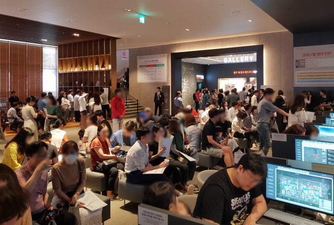 ▲광주 화정 아이파크 견본주택을 찾은 방문객들의 모습(사진=HDC현대산업개발)