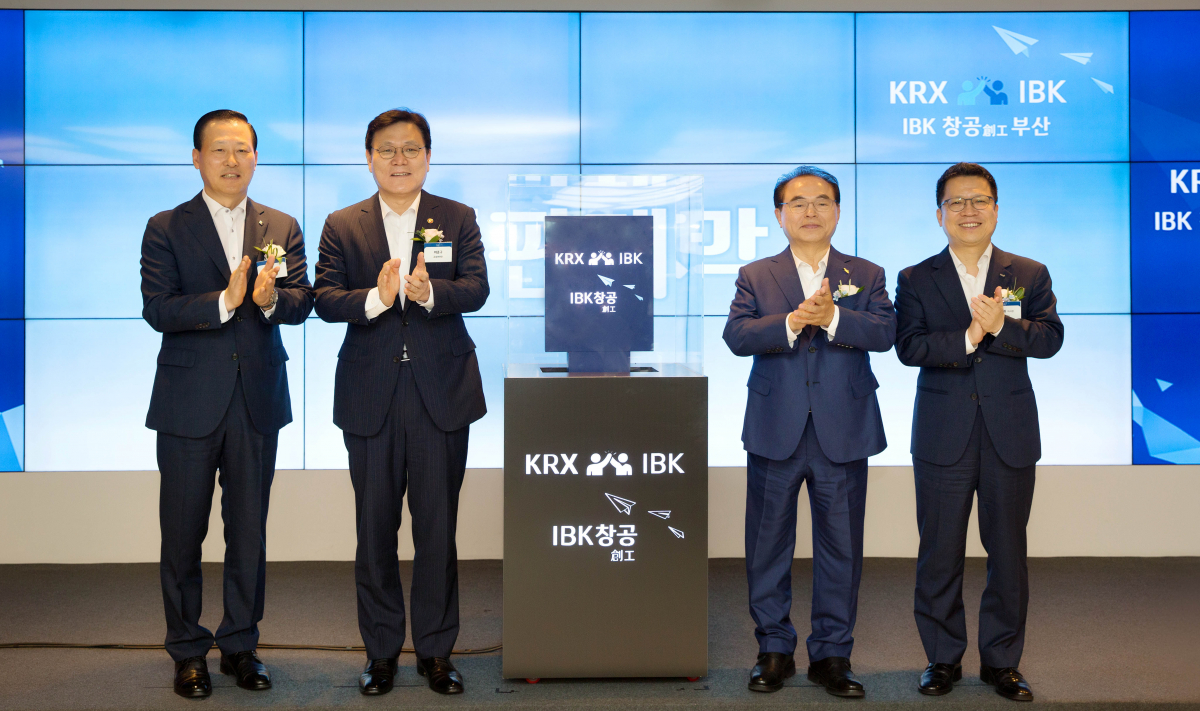 ▲(왼쪽부터)김도진 기업은행장과 최종구 금융위원장, 오거돈 부산시장, 정지원 한국거래소 이사장이 31일 부산국제금융센터(BIFC)에서 열린 'IBK 창공 부산' 개소식에서 기념촬영을 하고 있다.(사진제공=기업은행)