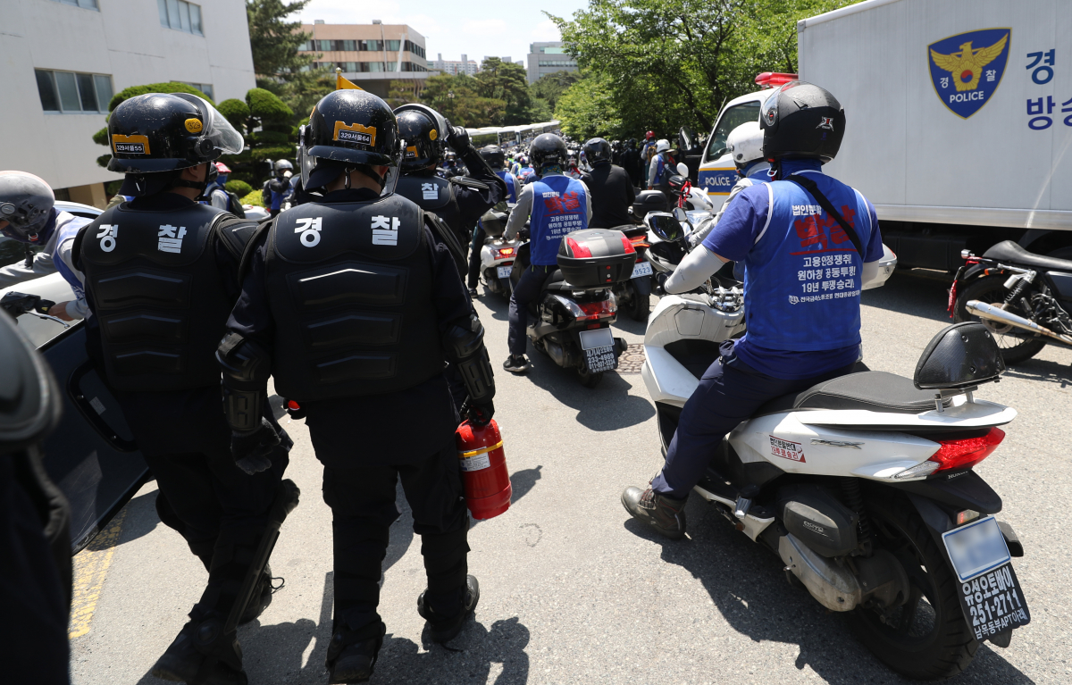 ▲ 31일 오전 현대중공업 주주총회 장소로 변경된 울산시 남구 울산대학교 체육관 주변에서 노조 조합원들이 동구 한마음회관으로 돌아가는 가운데 경찰도 철수하고 있다. (연합뉴스)
