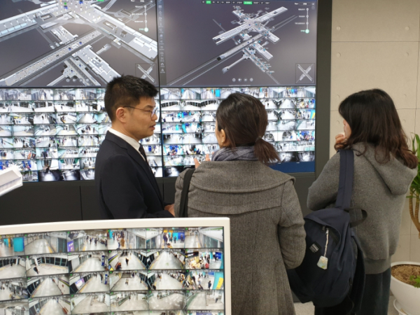 ▲LG유플러스 직원이 홍콩에서 온 세계대중교통협회 관계자들에게 ‘스마트 스테이션’ 3D맵에 대해 설명하고 있다.