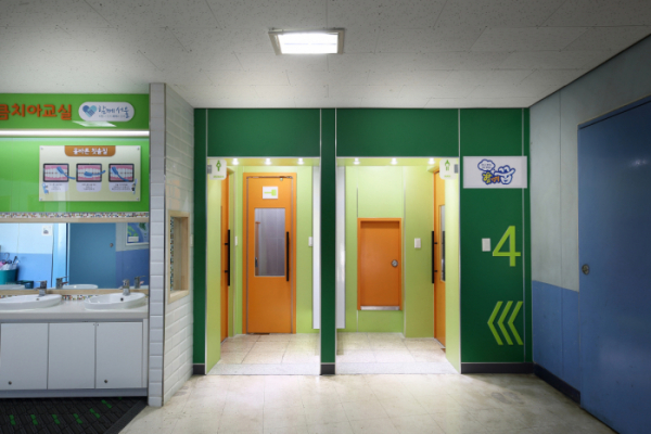 ▲성수초등학교 화장실(사진 =서울시)
