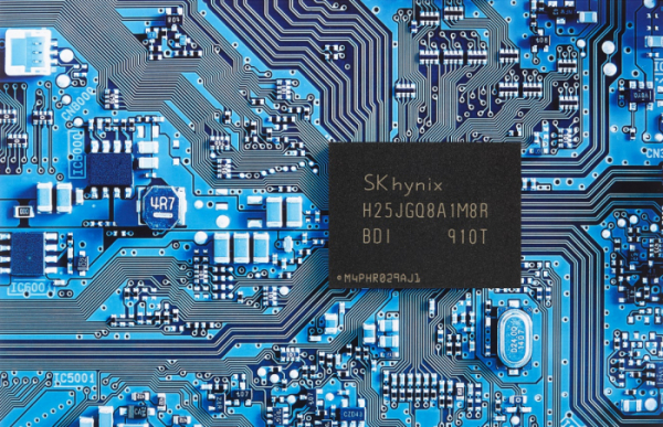 ▲SK하이닉스가 개발한 96단 4D 낸드 기반 1Tb QLC 제품(사진제공=SK하이닉스)