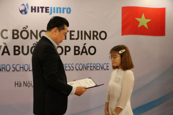 ▲하이트진로 김인규 대표가 9일 열린 장학금 전달식에서 베트남 대학생에게 장학증서를 수여하고 있다.