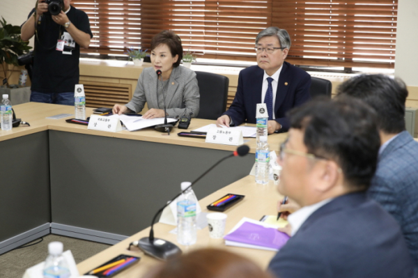 ▲김현미 국토교통부 장관과 이재갑 고용노동부 장관이 12일 서울청사 회의실에서 열린 버스노조 노동쟁의 조정 신청에 따른 합동 연석회의에서 발언하고 있다.(출처=국토교통부)