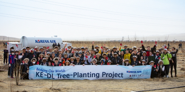 ▲몽골 식림 행사에 참여한 대한항공 및 델타항공 임직원이 기념 촬영을 하고 있다. 사진제공 대한항공