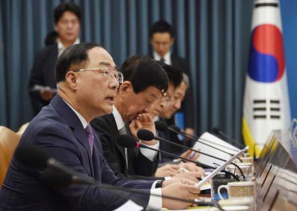 ▲홍남기 경제부총리 겸 기획재정부 장관이 15일 광화문 정부서울청사에서 '제16차 경제활력대책회의'를 주재하고 모두발언을 하고 있다.(사진제공=기획재정부)