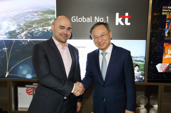 ▲17일, KT CEO(오른쪽)와 러시아 모바일텔레시스템즈(MTS)그룹 CEO (왼쪽)가 기념 촬영을 하고 있다.(사진제공= KT)