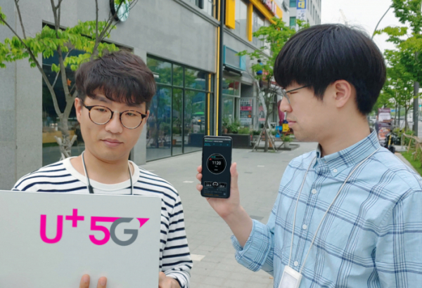 ▲LG유플러스는 네트워크 최적화 작업을 통해 ‘LG V50 씽큐’ 5G 스마트폰으로 1.1Gbps의 속도를 구현했다고 20일 밝혔다. (사진제공= LG유플러스)
