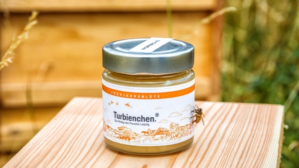 ▲포르쉐는 직접 약 300만 마리의 꿀벌을 키우는 양봉업자다. 매년 약 3톤의 독일 토종 벌꿀을 생산해 판매 중이다. 날로 개체수가 감소하고 있는 꿀벌을 보호하기 위한 취지다. 출처=포르쉐미디어