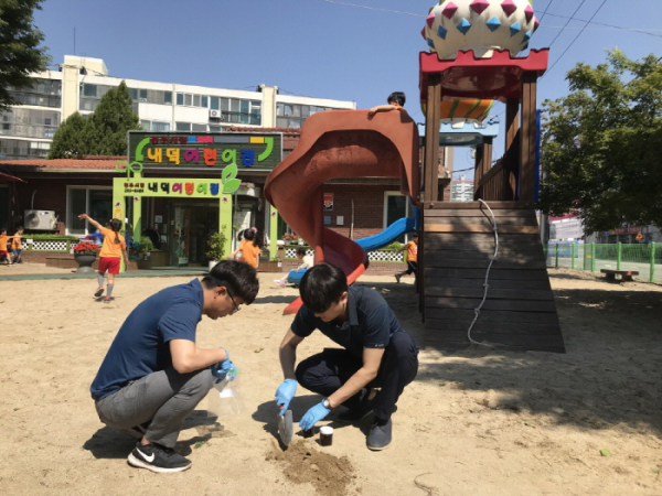 ▲한국석유관리원 석유기술연구소 연구원들이 22일 청주시립 내덕어린이집 놀이터에서 토양오염 검사를 위한 토양 시료를 채취하고 있다.(한국석유관리원)