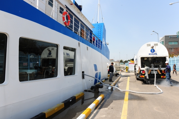 ▲한국가스공사 임직원이 LNG 연료를 선박에 주입하고 있다. 사진제공 한국가스공사
