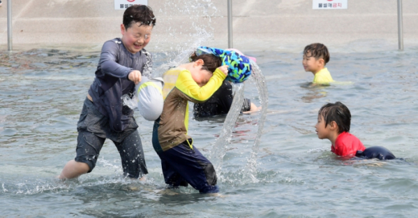 ▲한낮 최고기온이 30도까지 오르는 초여름 더위가 이어지는 가운데 12일 서울 여의도 물빛광장에서 어린이들이 물놀이를 즐기고 있다. 고이란 기자 photoeran@(이투데이DB)