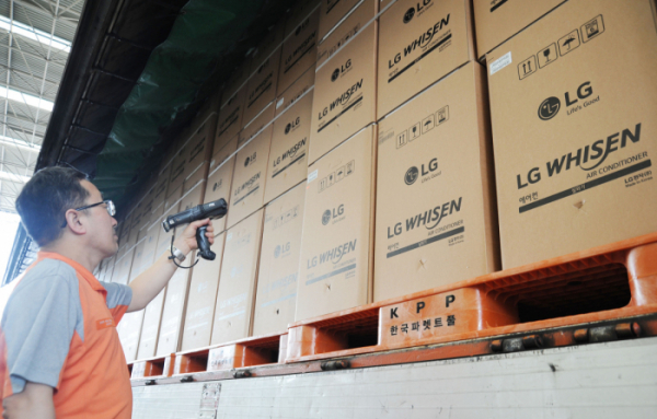 ▲LG전자 직원들이 경남 창원사업장에서 휘센 씽큐 에어컨을 쉴 새 없이 출하하고 있다. (사진 제공=LG전자)