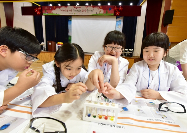 ▲LG화학의 사회공헌활동인 ‘내가 만드는 세상, 재미있는 화학 놀이터’에 참가한 학생들이 다양한 과학실험에 참여하고 있다. 사진제공 LG화학