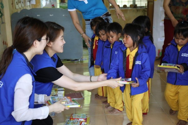 ▲효성이 지난 23일 베트남 중부의 자매결연마을인 꼰촛 마을을 방문해 초등학교를 지어 선물하는 준공행사를 진행하고 마을 어린이들에게 선물도 전달했다. 사진제공 효성
