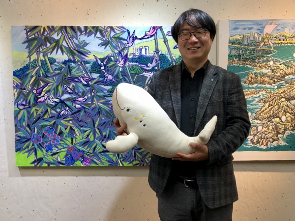 ▲변의현 우시산 대표와 폐플라스틱을 업사이클링해 만든 고래 인형. (사진 제공=SK이노베이션)