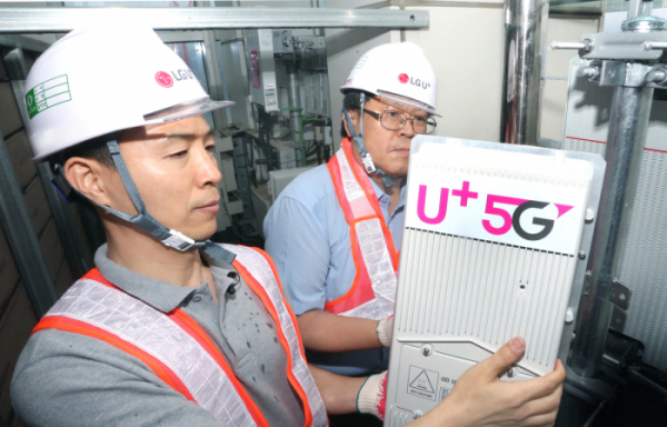 ▲ LG유플러스 직원들이 5G 기지국 장비와 정류기를 설치하고 있다.(사진제공= LG유플러스)