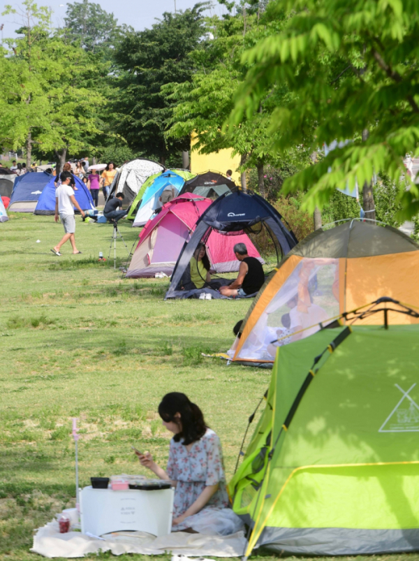 ▲서울 한강공원에서 시민들이 텐트를 치고 휴식을 취하고 있다. 고이란 기자 photoeran@(이투데이DB)