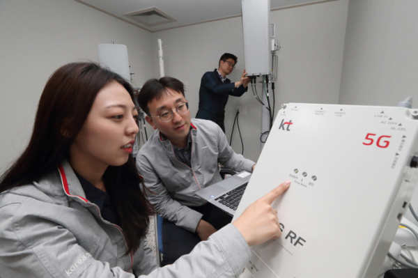 ▲KT 연구원들이 서초구 우면동에 위치한 융합기술원에서 3.5GHz 주파수대역 5G RF 중계기 테스트를 진행하고 있다. (사진제공= KT)