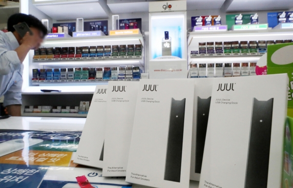 ▲미국 전자담배 시장 점유율 선두인 액상형 전자담배 ‘쥴(JULL)’이 24일 국내에 정식 출시됐다. 서울 중구의 한 편의점에서 쥴이 판매되고 있다. 뉴시스