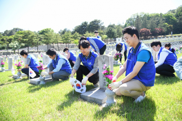 ▲효성 임직원이 29일 오후 서울 동작구에 위치한 국립서울현충원을 찾아 1사 1묘역 자매결연 협약을 맺은 9묘역에서 묘역 정화 활동을 실시했다.(사진 제공=효성)