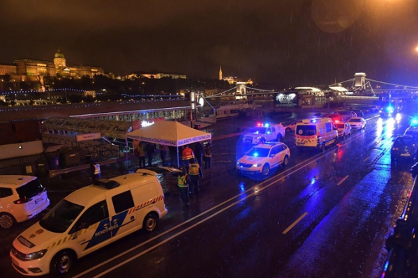 ▲29일(현지시간) 저녁 헝가리 수도 부다페스트 다뉴브강에서 유람선이 침몰한 직후 현장 인근에 구급 차량 및 경찰 차량이 출동해 있다. 헝가리 국영방송은 유람선에는 한국인 관광객이 타고 있었으며 현재 사망자는 최소 7명이라고 보도했다.(연합뉴스)