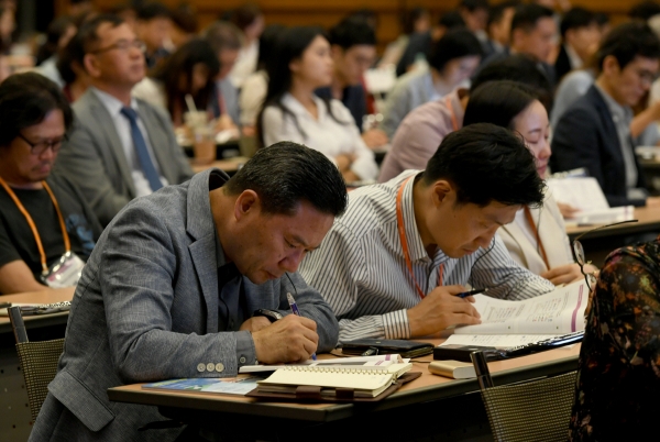 ▲‘2019 대한민국 CSR 국제 콘퍼런스’가 30일 서울 중구 세종대로 대한상의 국제회의장에서 열린 가운데 참석자들이 연사의 발표를 들으며 메모하고 있다. 이투데이 미디어와 코스리가 주관한 이 날 행사는 국내에서 유일하게 매해 개최되고 있는 CSR 전문 콘퍼런스로 국내외 전문가를 초청해 국제 동향과 주요 논의사항을 청취하고 토론하는 공론의 장이다. 올해는 ‘정확한 평가가 사회 가치를 높인다’를 주제로 기업의 사회적 가치와 책임 활동 평가 및 구체적 실현 방안을 모색했다. 신태현 기자 holjjak@