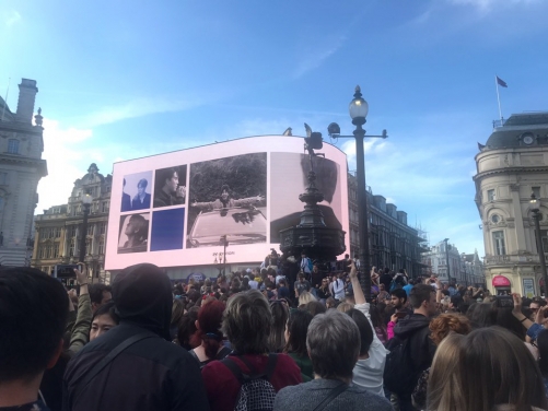 ▲영국 런던의 피커딜리 서커스 광장에 지난달 31일(현지시간) 방탄소년단(BTS) 팬들인 아미가 운집한 가운데 방탄소년단이 등장한 현대자동차 광고가 옥외광고판에 걸려있다. 런던/뉴시스