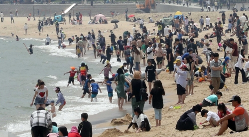 ▲부산 해운대 해수욕장이 1일 개장한 가운데 피서객들이 초여름 분위기를 만끽하고 있다. 연합뉴스