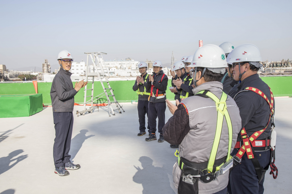 ▲지난해 말 울산CLX VRDS 건설 현장을 방문한 SK에너지 조경목 사장이 관련 구성원들을 격려하고 있다.(사진제공=SK에너지)