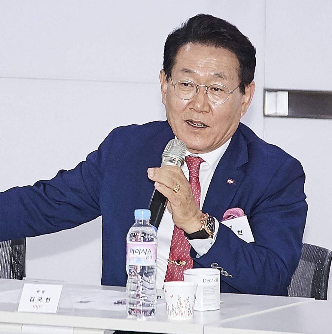 ▲김국현 이니스트그룹 회장이 지난달 30일 경기 용인 이니스트 사무소에서 미디어 간담회를 갖고 있다.(사진제공=이니스트그룹)