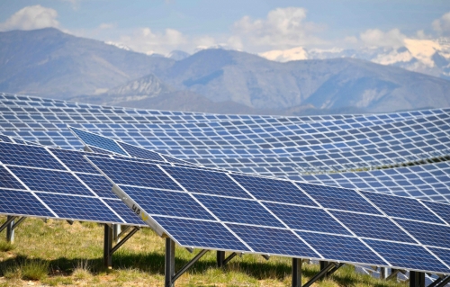 ▲프랑스 프로방스알프코트다쥐르 주에 있는 알프드오트프로방스에 설치된 태양광 패널. 200헥타르의 지역에 11만2000개의 태양광 패널이 설치돼 있다. 총 발전 규모는 100메가와트(MW)다. AFP연합뉴스
