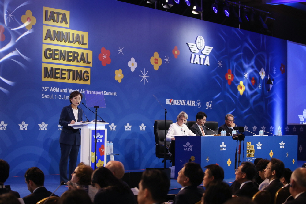 ▲김현미 국토교통부 장관이 2일 서울 삼성동 코엑스에서 열린 ‘제75차 IATA연차 총회’에서 축사를 하고 있다.(출처=국토교통부)
