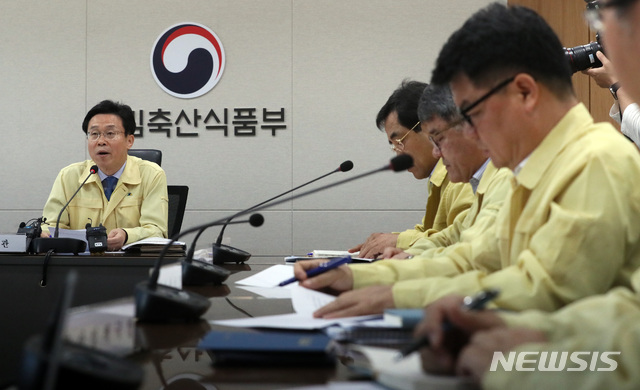 ▲북한에서 아프리카돼지열병(ASF)이 발생한 것으로 공식 확인된 가운데 31일 오전 정부세종청사 농림축산식품부 상황실에서 이재욱 차관 주재로 긴급 상황점검 회의가 열리고 있다.(뉴시스)