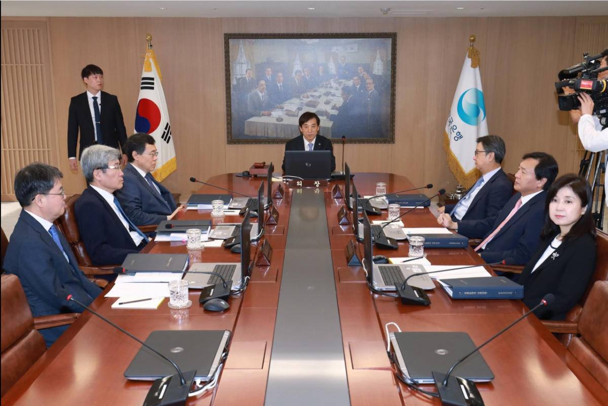 ▲조동철 한국은행 금융통화위원회 위원이 3년만에 금리인하 주장을 공식화하면서 기준금리 인하 기대감이 크게 확산했다. 다만 금통위원들의 역학상 상당기간 금리동결 행진이 이어질 것으로 보인다. 공교롭게도 비둘기파(통화완화)는 의장인 이주열 총재를 중심으로 왼편에, 매파(통화긴축)는 오른편에 위치하고 있는 것도 흥미롭다. 사진은 지난달 31일 금통위에 앞서 금통위원들이 착석한 모습. 사진 왼쪽부터 윤면식 부총재, 고승범 위원, 이일형 위원, 이주열 총재, 조동철 위원, 신인석 위원, 임지원 위원.(연합뉴스)