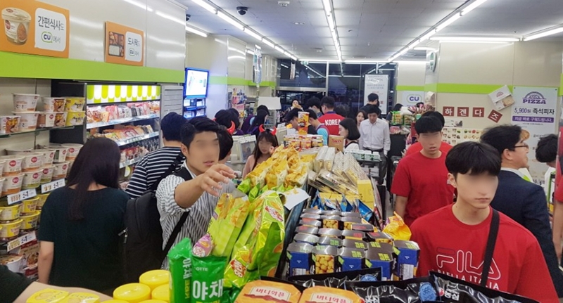 ▲사진은 보도자료 내용과 무관_2018 러시아월드컵 거리 응원전 당시 서울 시청광장 인근 편의점 모습(사진제공=CU)