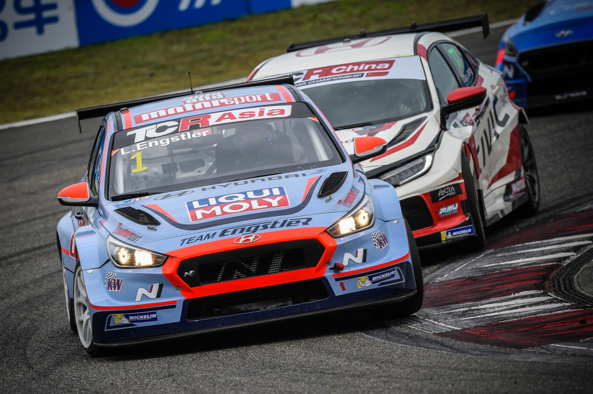 ▲현대자동차는 고성능 경주차 ‘i30 N TCR’이 5월 31일부터 이달 2일까지 중국 상하이 인터내셔널 서킷(Shanghai International Circuit)에서 개최된 TCR 아시아 시리즈 세 번째 대회에서 우승했다. i30 N TCR(루카 엥슬러 · 리퀴몰리 팀 엥슬러)이 경주하고 있는 모습. (사진제공=현대차)