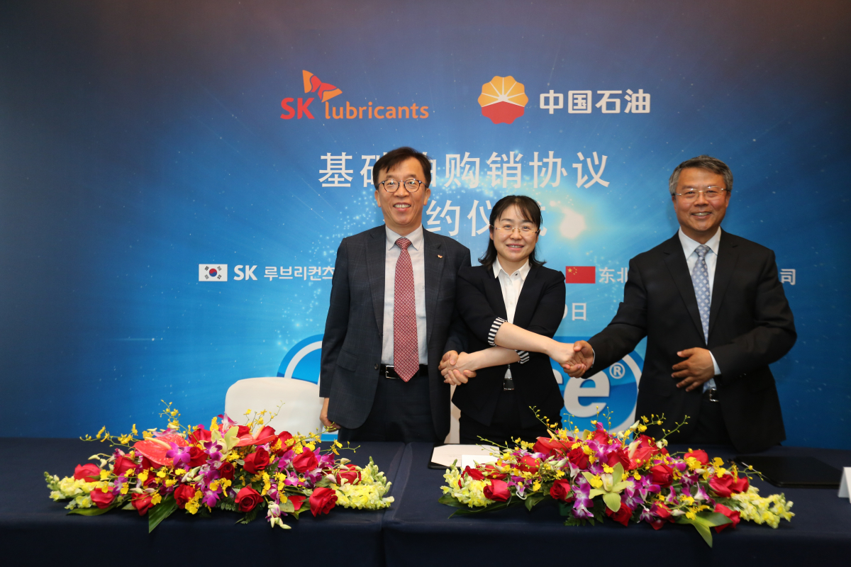 ▲(왼쪽부터) 차규탁 SK루브리컨츠 기유사업본부장, 왕진보(王金波) 페트로차이나 부서기, 왕칭쥔(王庆军) 페트로차이나 동북지사 부총경리가 MOU 후 악수하고 있다. (사진 제공=SK루브리컨츠)