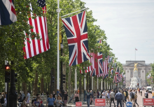 ▲도널드 트럼프 미국 대통령의 영국 국빈방문을 하루 앞둔 2일(현지시간) 런던 거리에 영국과 미국 국기가 걸려있다. 런던/AP뉴시스 
