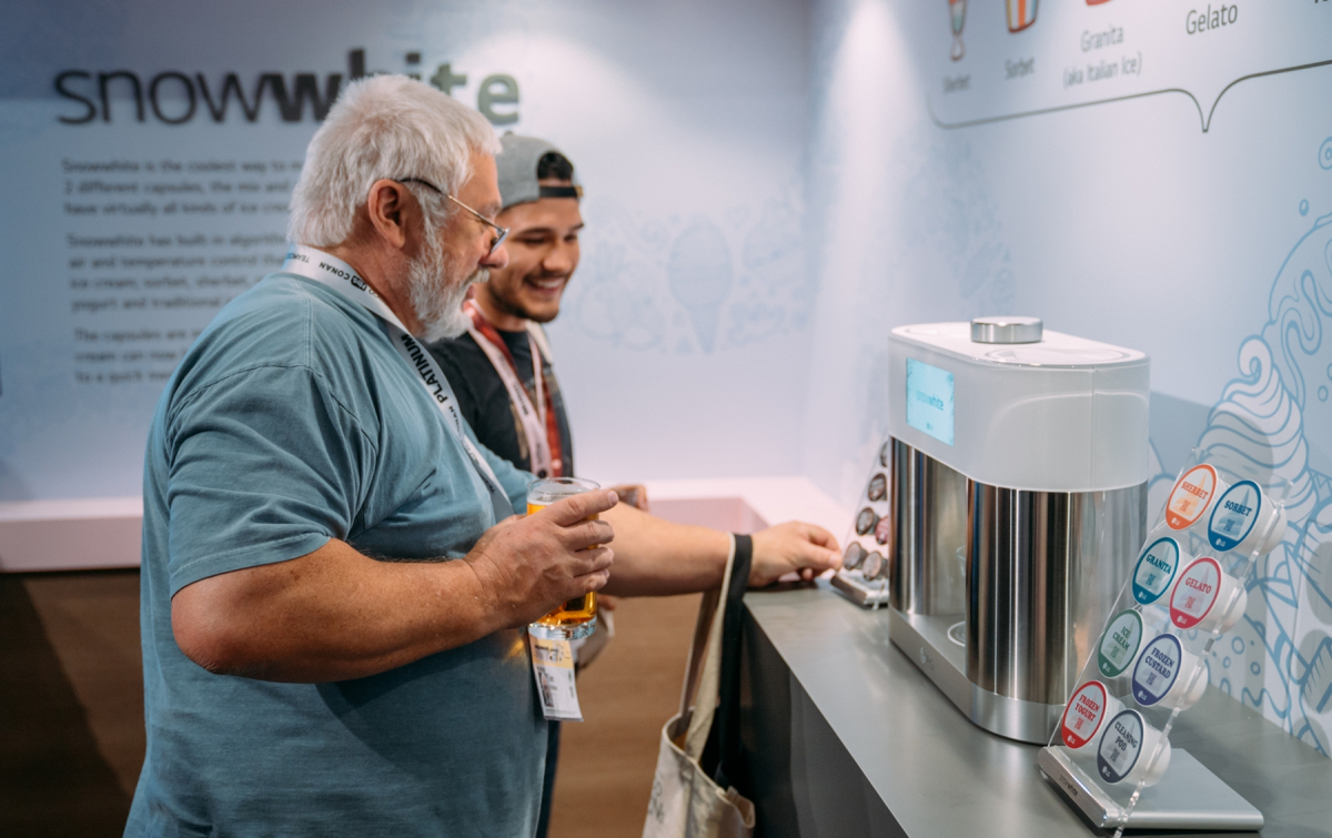 ▲LG전자는 지난 3월 텍사스주 오스틴시에서 개막한 세계 최대 규모 페스티벌인 사우스 바이 사우스웨스트(South by Southwest)에 참가해 고객의 삶을 변화시킬 혁신적인 아이디어를 선보였다. 사진은 관람객들이 캡슐형 아이스크림 제조기 컨셉 제품인 ‘스노우화이트(snowwhite)’를 관람하는 모습. (사진제공=LG전자)