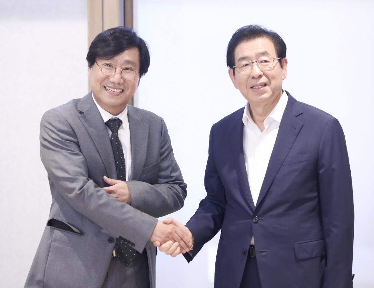 ▲양정철 민주연구원장(왼쪽)과 박원순 서울시장이 3일 오후 서울시청 시장실에서 서울연구원과 민주연구원의 정책연구협약식에 앞서 악수하고 있다. (연합뉴스)