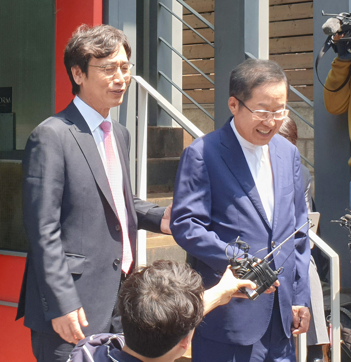 ▲사람사는세상 노무현재단 유시민 이사장(왼쪽)과 자유한국당 홍준표 전 대표가 3일 오후 '유시민의 알릴레오'와 'TV홍카콜라'를 조합한 '홍카레오' 토론배틀을 마치고 서울 강남구 논현동의 한 스튜디오에서 나오며 취재진 질문에 답하고 있다. (연합뉴스)